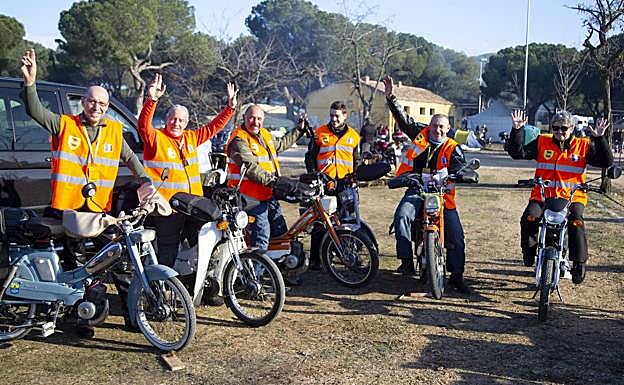 Los moteros de Mobeurs Plein Pau, con sus ciclomotores Motobecane en la concentración. 