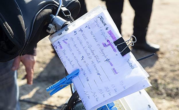 El espectacular libro de ruta de Michel, detallado y bien asegurado con una pinza de la ropa. 