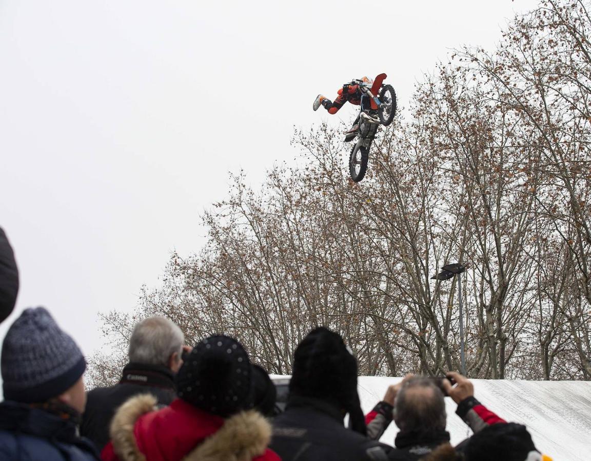 Los participantes en Pingüinos disfruraton de la exhicición de acrobacias a su llegada a la Acera de Recoletos. 