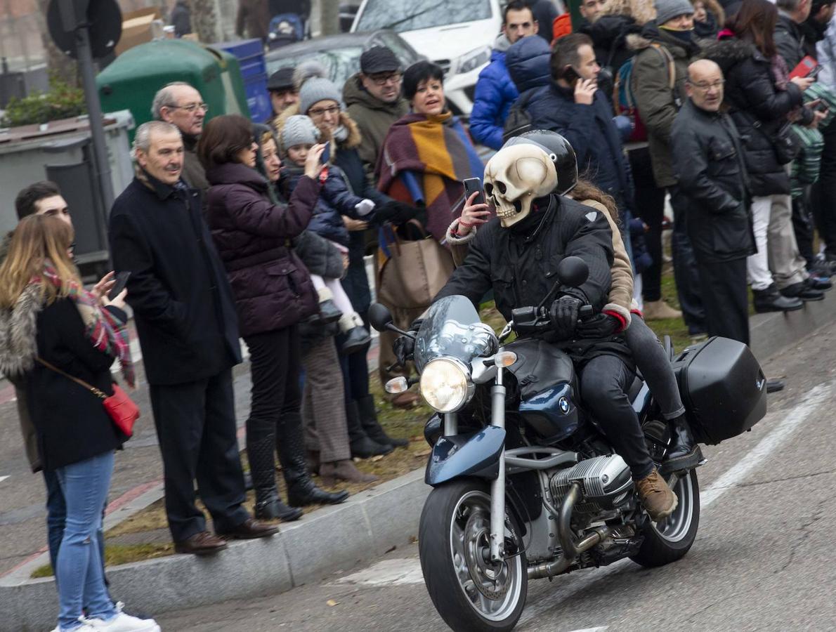 Los participantes en Pingüinos disfruraton de la exhicición de acrobacias a su llegada a la Acera de Recoletos. 