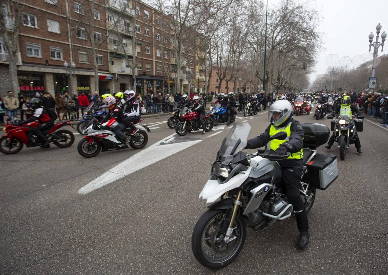 Los participantes en Pingüinos disfruraton de la exhicición de acrobacias a su llegada a la Acera de Recoletos. 