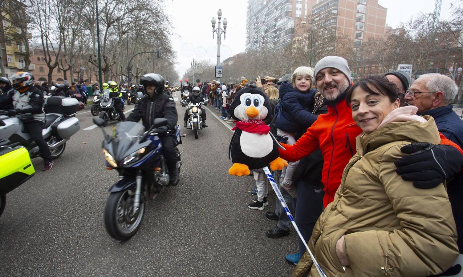 Los participantes en Pingüinos disfruraton de la exhicición de acrobacias a su llegada a la Acera de Recoletos. 