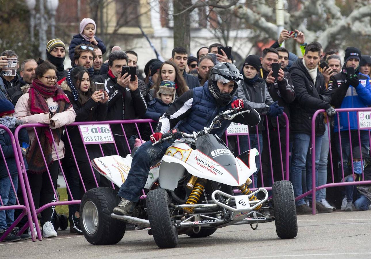 Los participantes en Pingüinos disfruraton de la exhicición de acrobacias a su llegada a la Acera de Recoletos. 