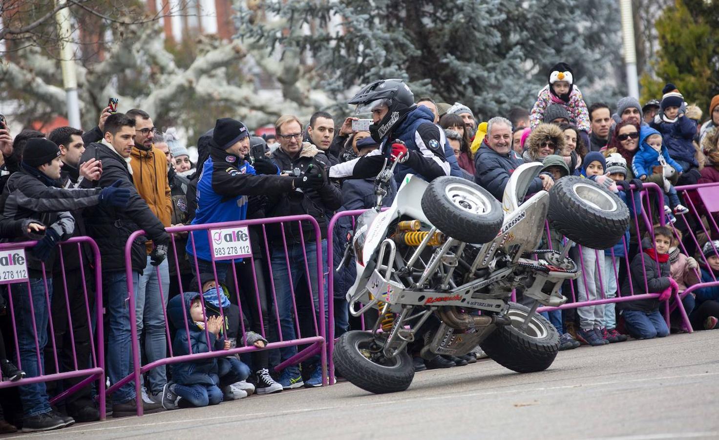 Los participantes en Pingüinos disfruraton de la exhicición de acrobacias a su llegada a la Acera de Recoletos. 