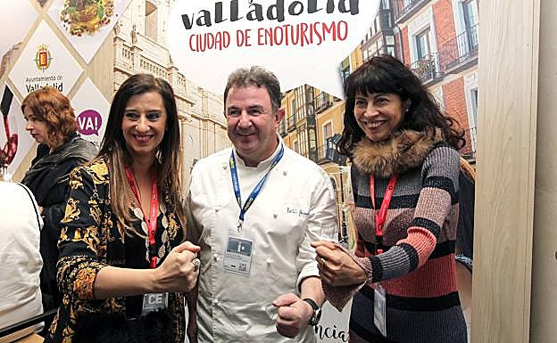 El chef Martín Berasategui, posa con la presidenta de los hosteleros de Valladolid, María José Hernández; y la concejala de Cultura y Turismo del Ayuntamiento de Valladolid, Ana Redondo. 