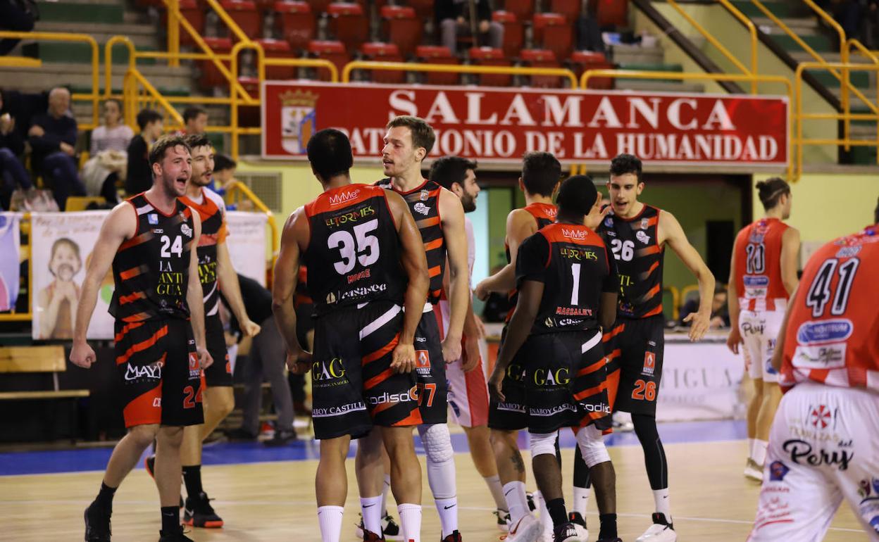 Los jugadores del CB Tormes celebran una canasta. 