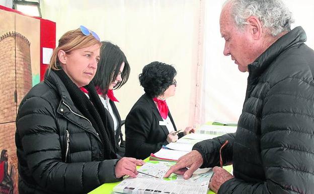 Una guía atiende a un visitante en las oficinas de Cuéllar. 