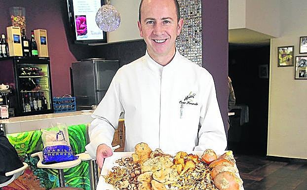 Imagen principal - Segovia: Óscar Hernando, del restaurante Maracaibo-Casa Silvano, cocinará el martes y en la imagen muestra una bandeja de sus creaciones. Soria: El chef Óscar García, del restaurante Baluarte (prueba sopa en la imagen), dedicará su ponencia a la cocina de la comarca soriana de las Tierras Altas, el próximo 14 de enero. Zamora Gloria Lucía Martín, del restaurante El Empalme, dará un taller sobre micología y cinegética en la cocina el lunes. 
