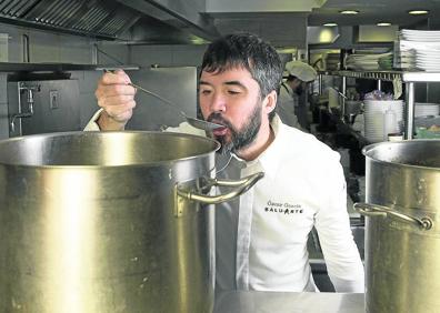 Imagen secundaria 1 - Segovia: Óscar Hernando, del restaurante Maracaibo-Casa Silvano, cocinará el martes y en la imagen muestra una bandeja de sus creaciones. Soria: El chef Óscar García, del restaurante Baluarte (prueba sopa en la imagen), dedicará su ponencia a la cocina de la comarca soriana de las Tierras Altas, el próximo 14 de enero. Zamora Gloria Lucía Martín, del restaurante El Empalme, dará un taller sobre micología y cinegética en la cocina el lunes. 