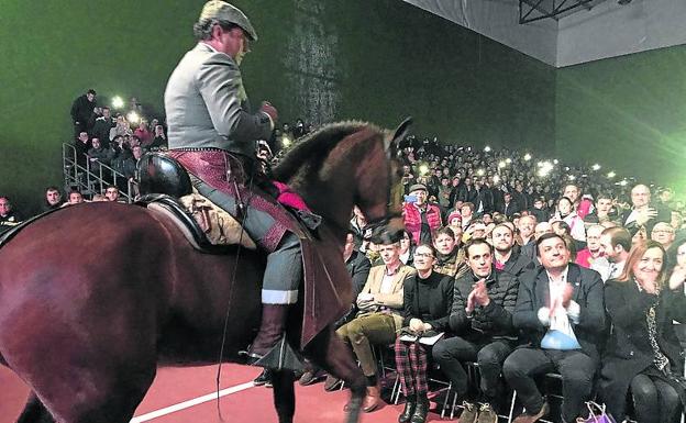 Un caballista, durante la proyección de un vídeo.