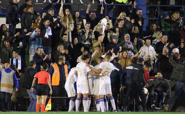 Los jugadores del Marbella celebran el gol. 