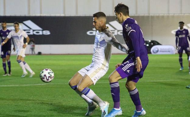 Enes Ünal presiona sobre un jugador del Marbella la salida de balón. 