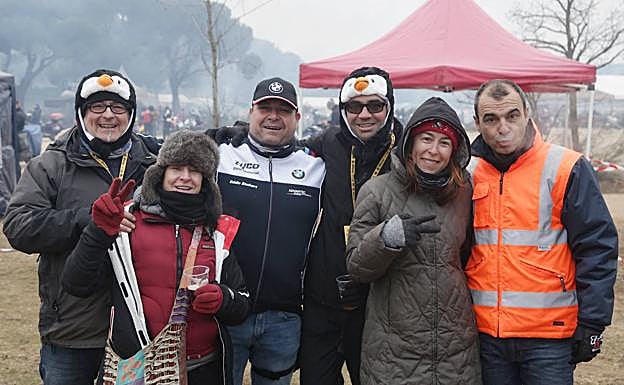Guri, Dora, Quico,Diego, Inma yJulio, pertrechados contra el frío.