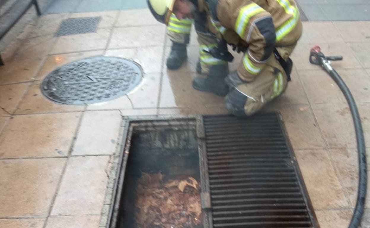 Un bombero inspecciona una de las rejillas. 