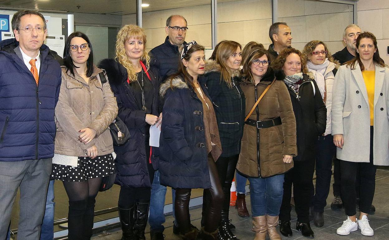 Grupo de usuarios del Ave con Madrid en la estación segoviana de Guiomar. 