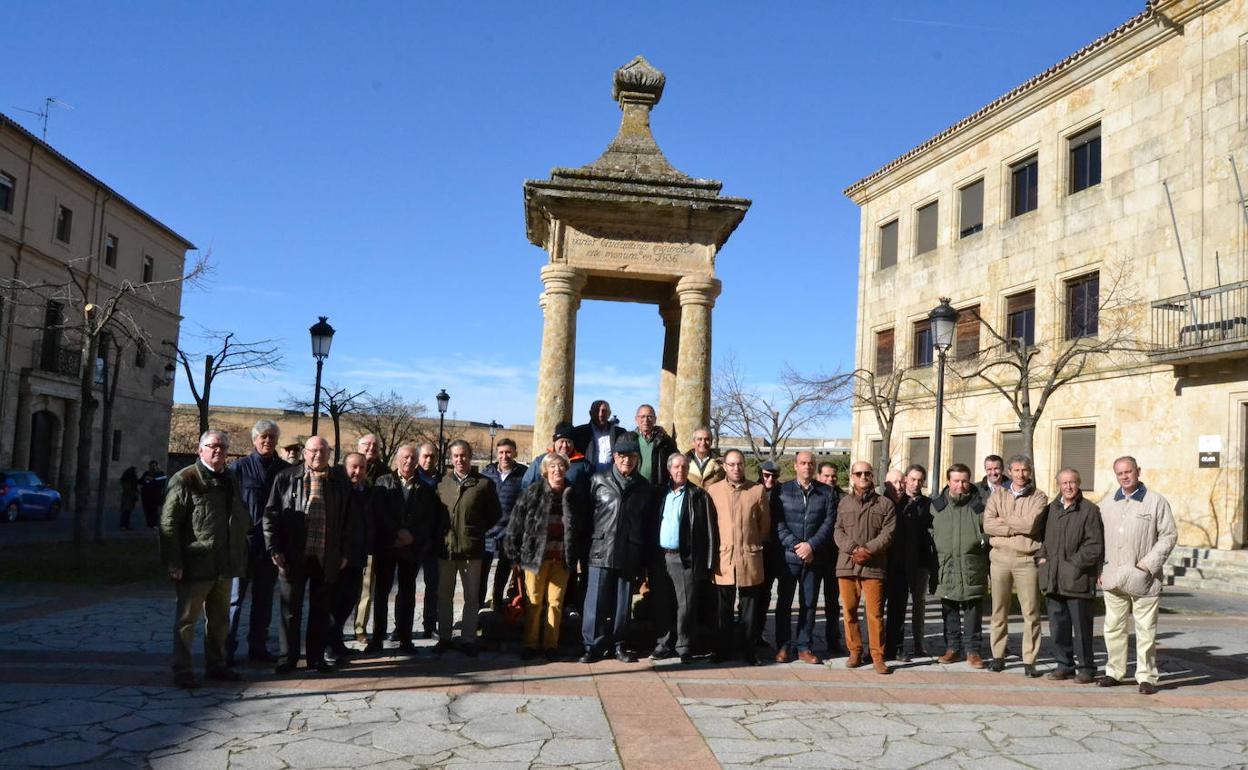 Foto de familia. Los ganaderos y miembros del Bolsín a la salida de la eucaristía celebrada en la capilla del Seminario