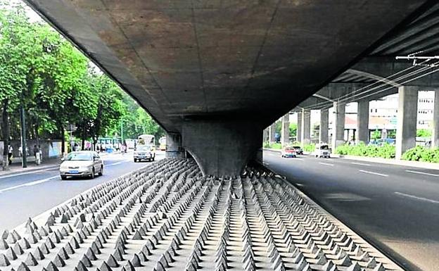 Los bajos de algunos viaductos de la ciudad china de Guangzhou aparecieron en 2012 atestados de puntiaguadas pirámides para disuadir a las personas sin hogar de acomodarse allí. La presión social obligó al ayuntamiento a retirarlas.