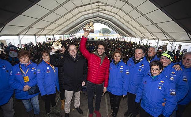 Jesús Monclús, de Fundación Mapfre, y Alex Rins muestran sus pingüinos de oro junto a los miembros de Turismoto. 