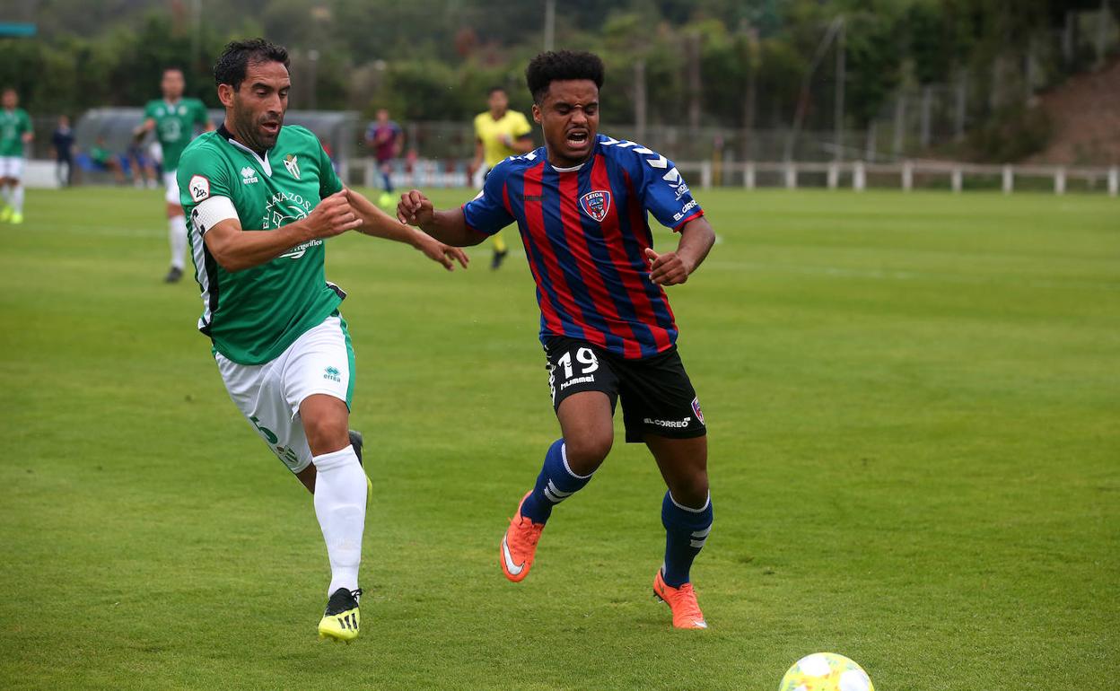 Jonathan Martín persigue a un rival del Leioa en la primera vuelta. 