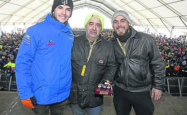 José Cantero y su hijo, Manuel, recogen un premio honorífico. 