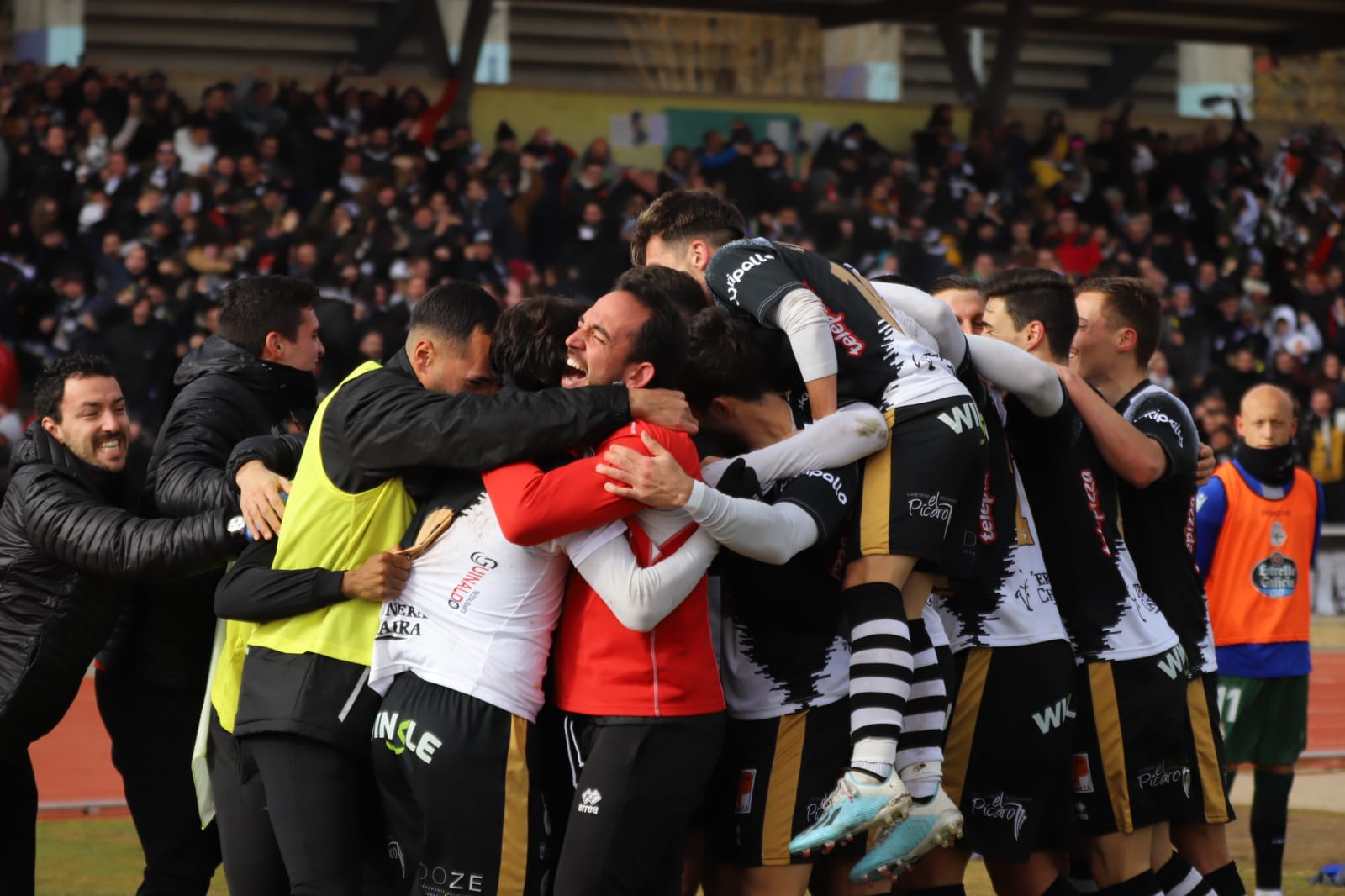 Los jugadores de Unionistas celebran el gol durante el partido ante el Deportivo. 