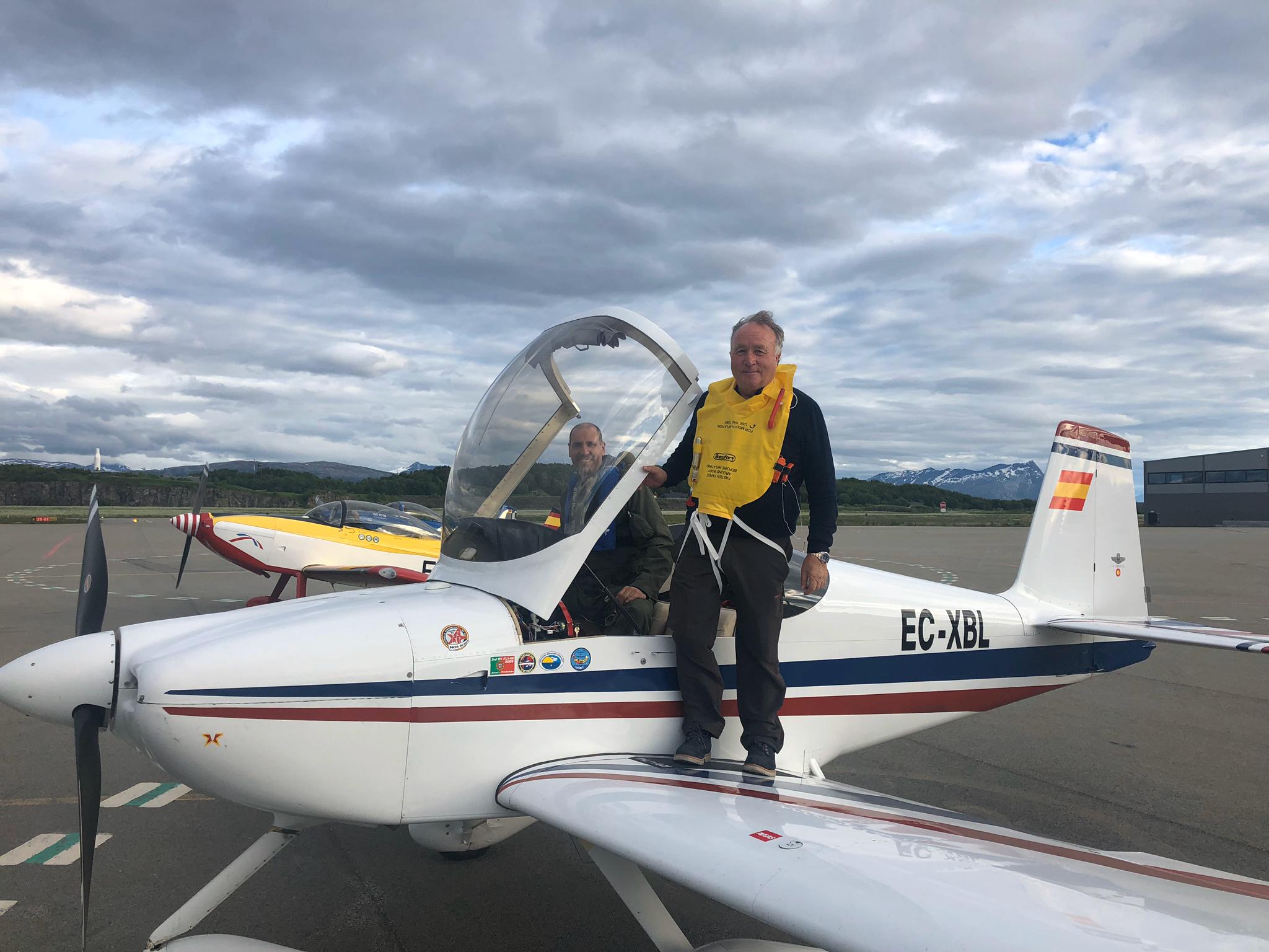 Juanjo Rodríguez subido a su avioneta antes de emprender el vuelo.