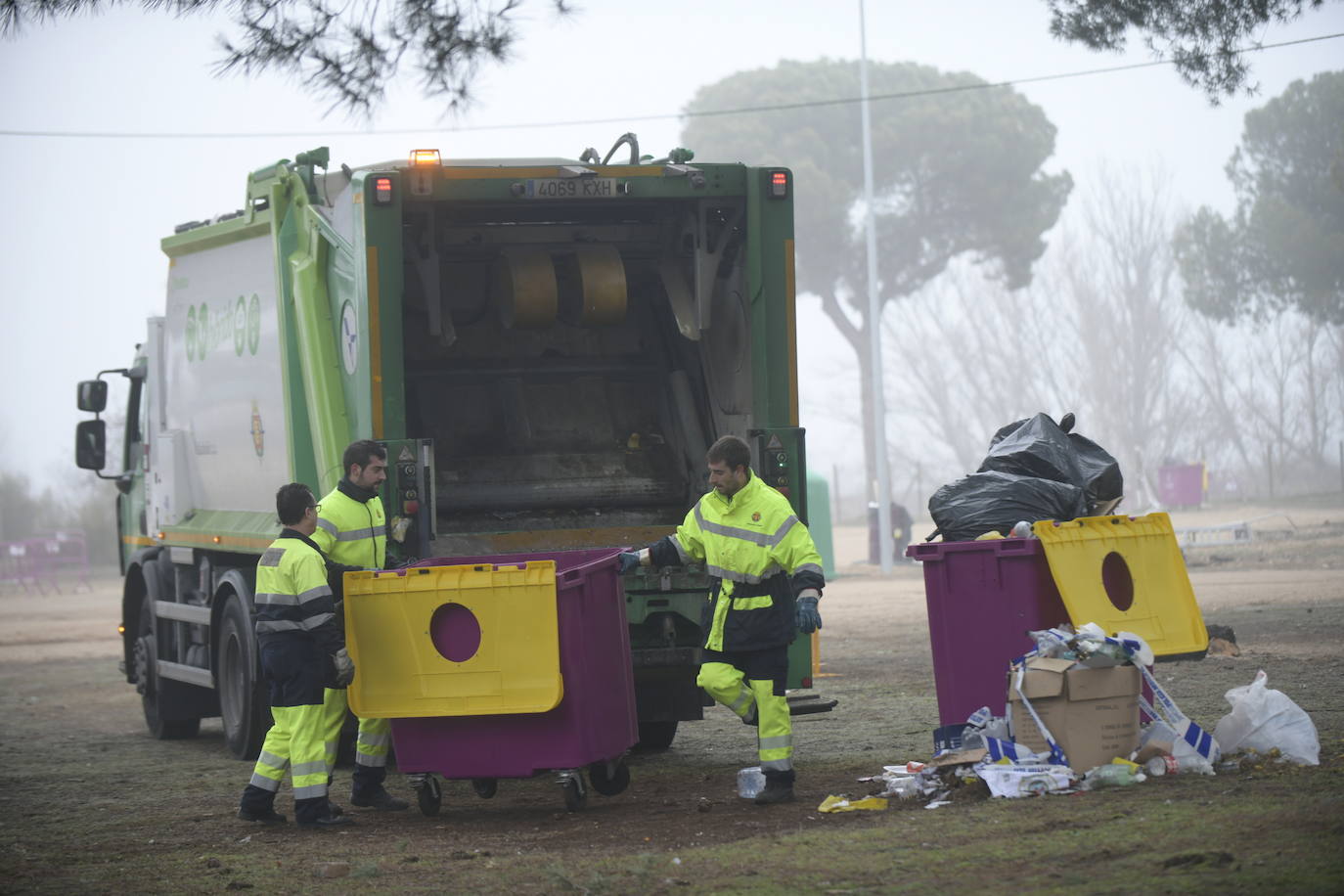 Los servicios de limpieza retiran los restos en la antigua hípica militar, eje central de la concentración motera. 