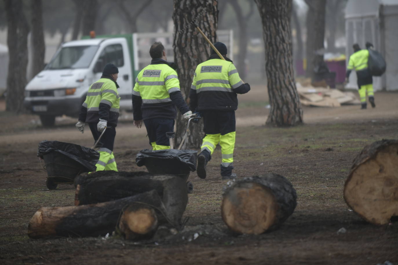 Los servicios de limpieza retiran los restos en la antigua hípica militar, eje central de la concentración motera. 