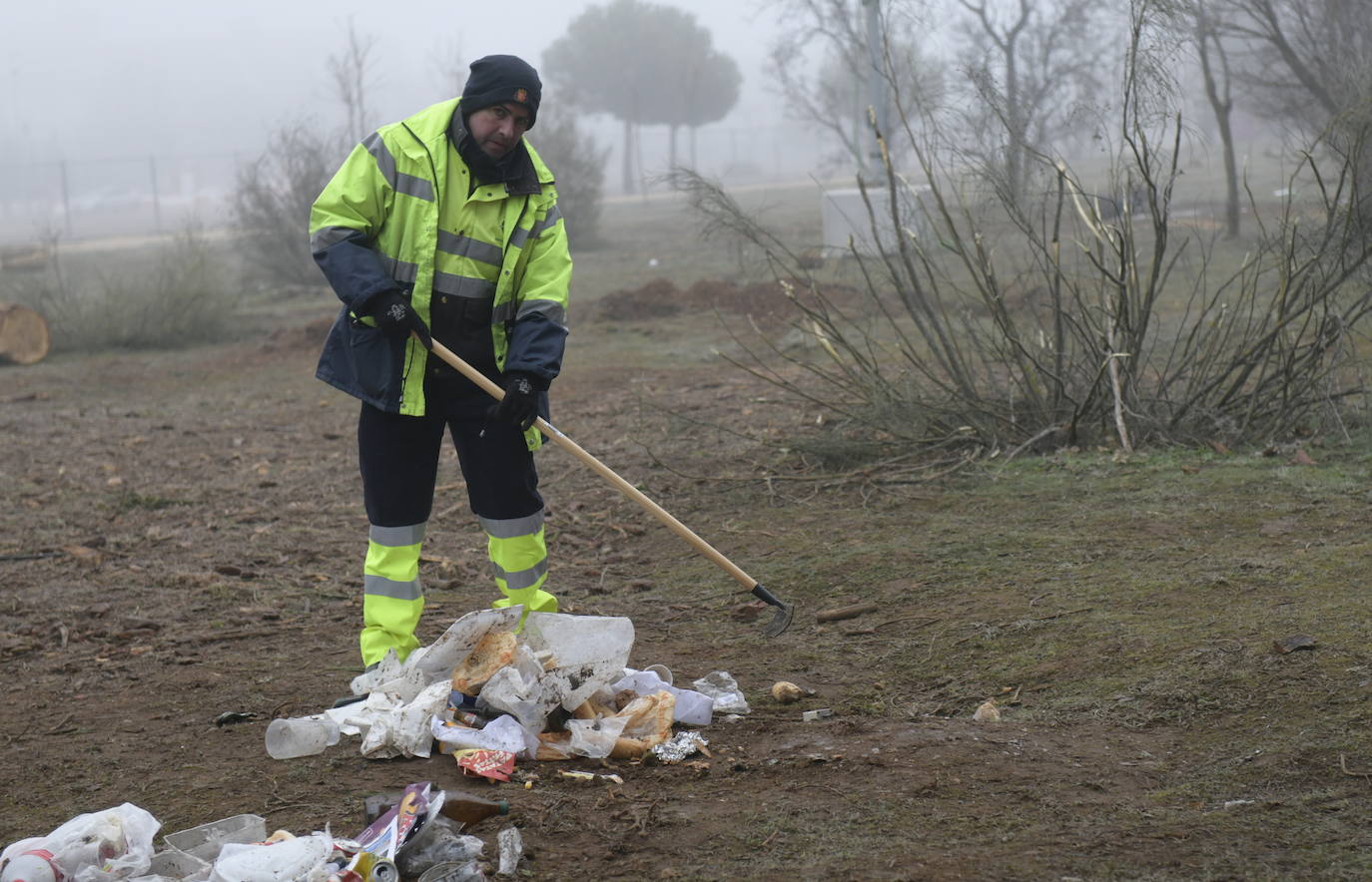 Los servicios de limpieza retiran los restos en la antigua hípica militar, eje central de la concentración motera. 