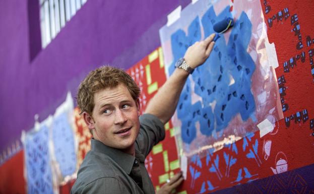 El Principe Harry, de Gran Bretaña, pinta un mural en su visita a la selva de Cubatao. 