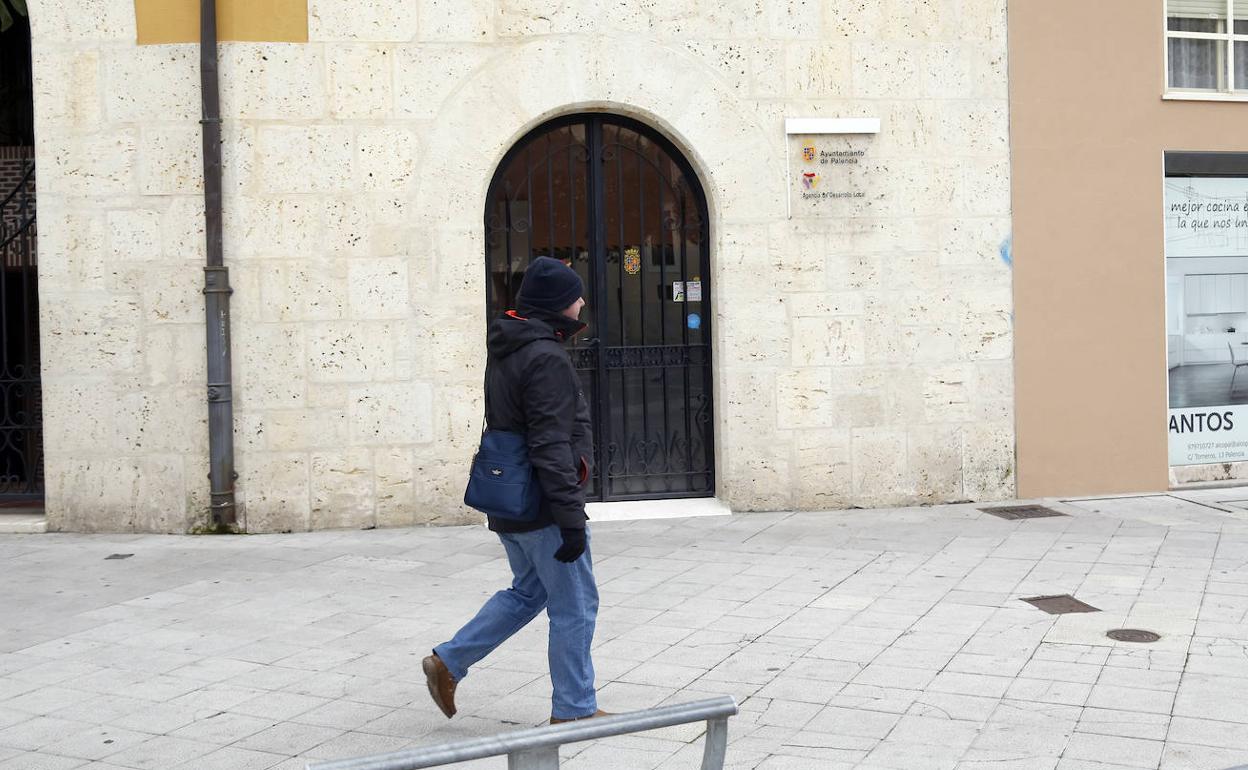 Un vecino pasea frente a la Agencia de Desarrollo Local, donde se encontraba la oficina de la Omic. 