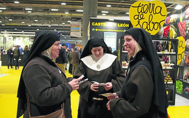 Las clarisas de Belorado, en la entrada del congreso gastronómico, en el stand de Tierra de Sabor.