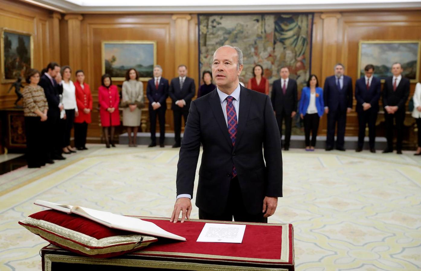 El nuevo ministro de Justicia, Juan Carlos Campo, promete su cargo ante el rey Felipe VI.