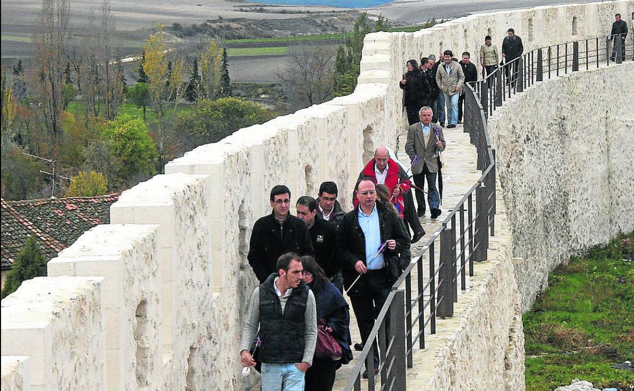 Grupo de turistas vista la muralla de Cuéllar. 