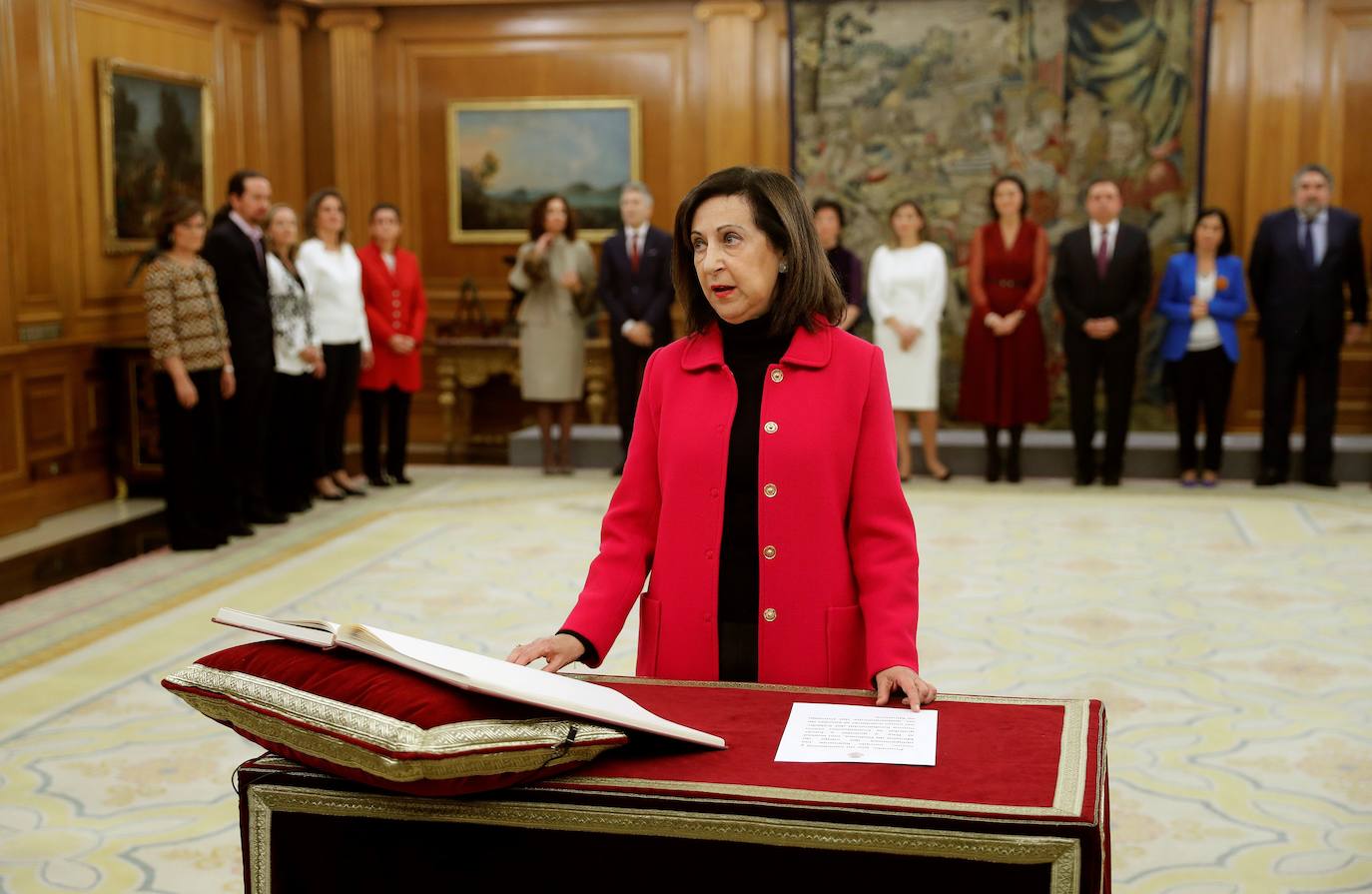 La ministra de Defensa, Margarita Robles, promete su cargo ante el rey Felipe VI.