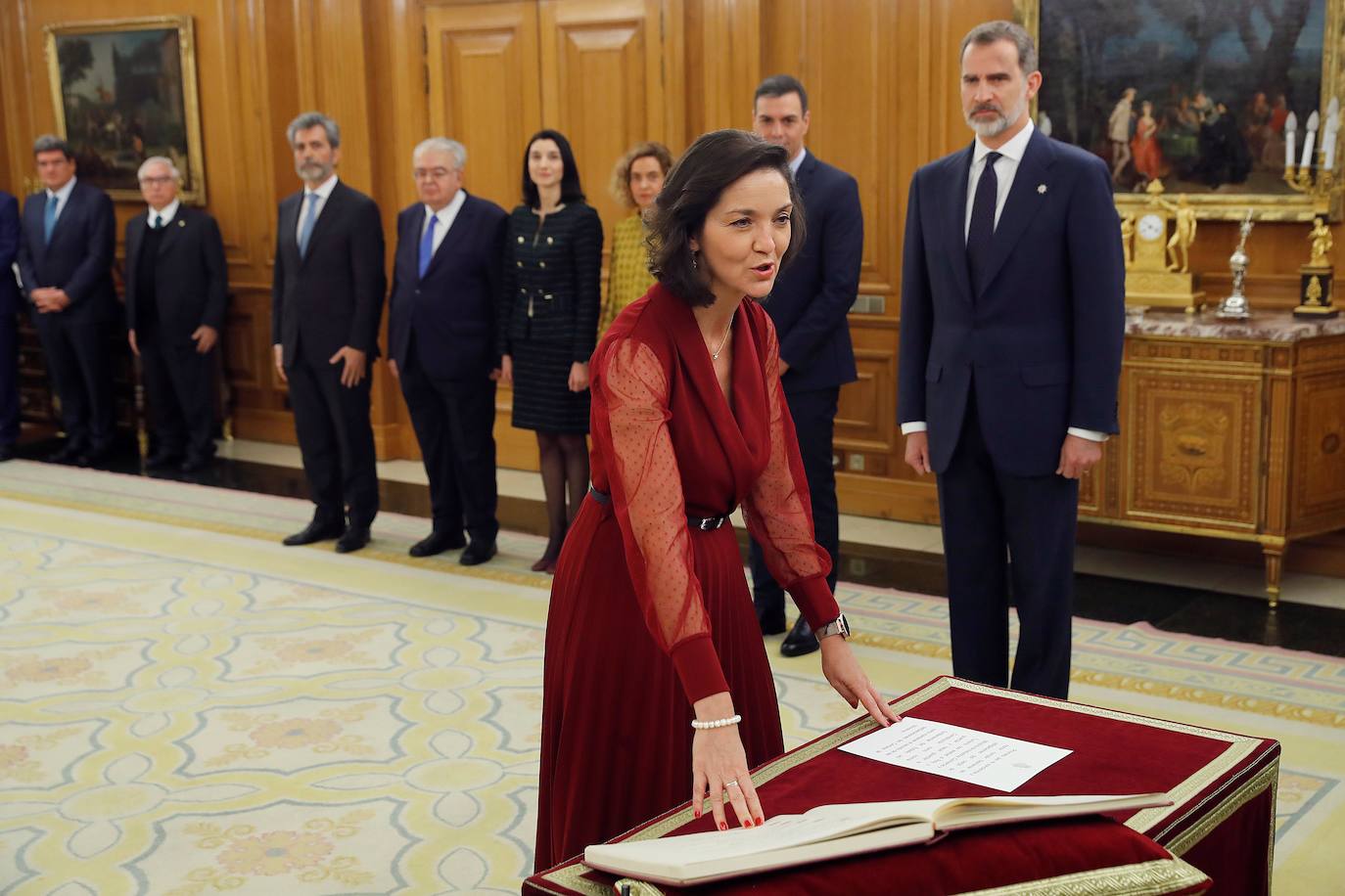 La ministra de Industria y turismo, Reyes Maroto, promete su cargo ante el rey Felipe VI.