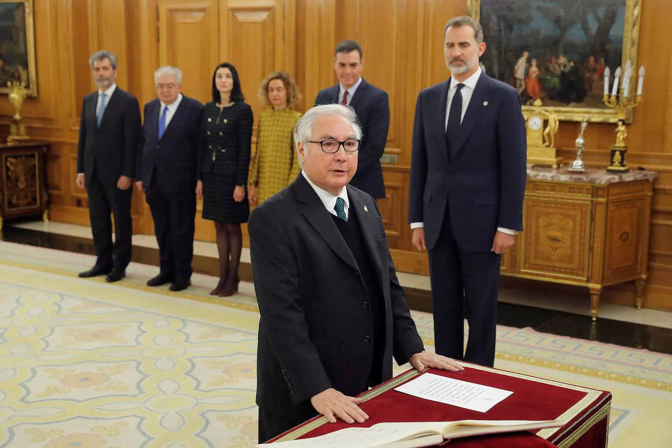El nuevo ministro de Universidades, Manuel Castells, promete su cargo ante el rey Felipe VI.