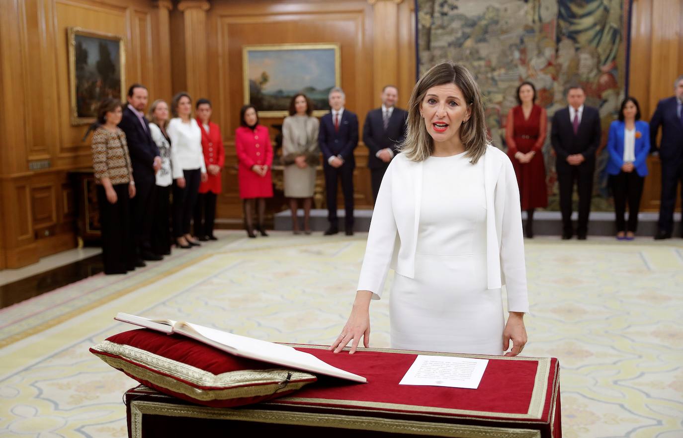 La nueva ministra de Trabajo, Yolanda Díaz, promete su cargo ante el rey Felipe VI.