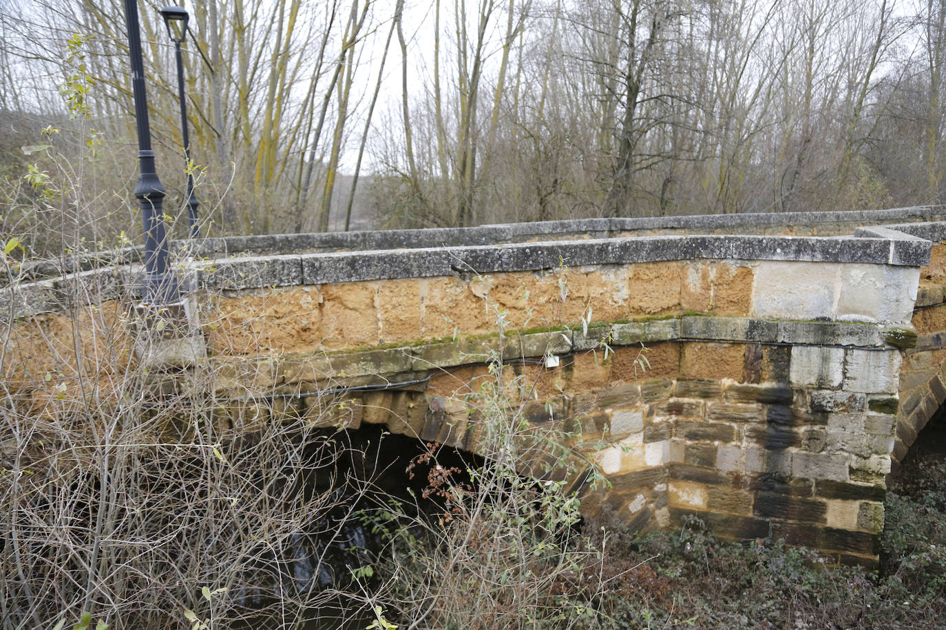 El puente de la localidad palentina de Saldaña ha sufrido graves desperfectos tras derrumbarse parte de su estructura. 
