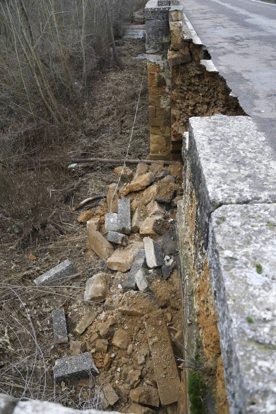 El puente de la localidad palentina de Saldaña ha sufrido graves desperfectos tras derrumbarse parte de su estructura. 