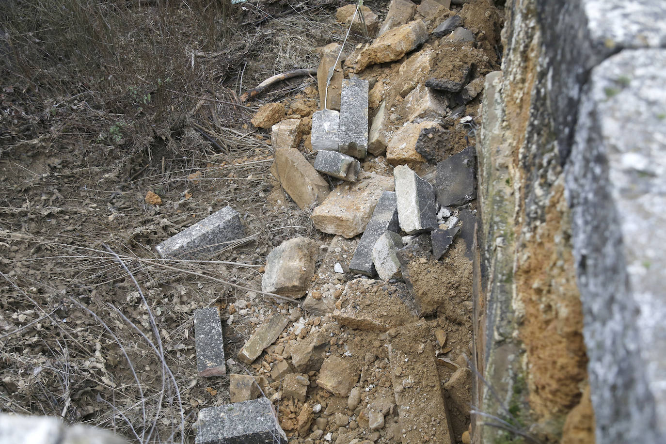 El puente de la localidad palentina de Saldaña ha sufrido graves desperfectos tras derrumbarse parte de su estructura. 