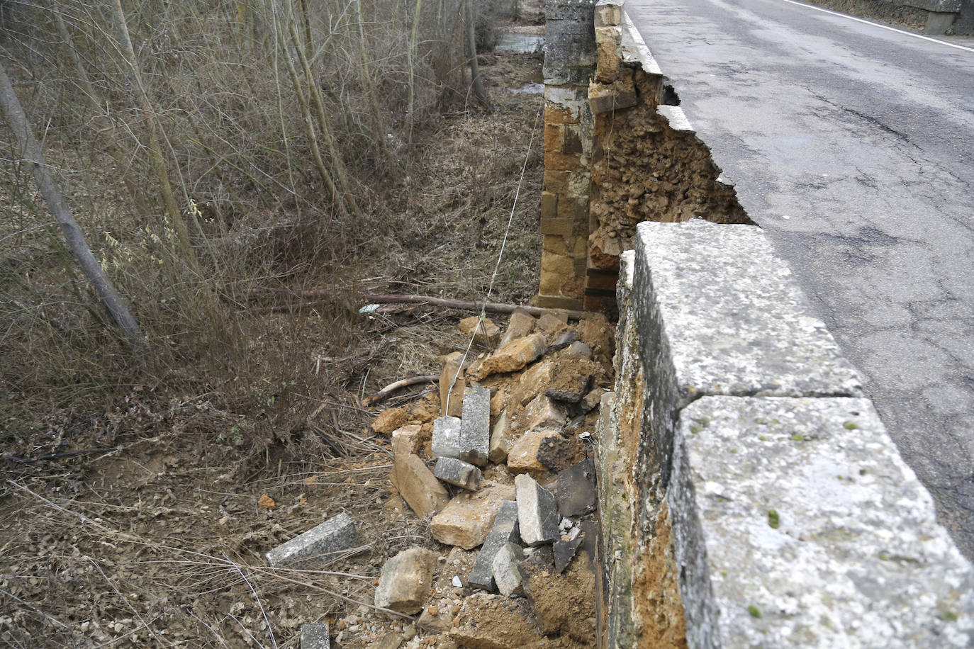 El puente de la localidad palentina de Saldaña ha sufrido graves desperfectos tras derrumbarse parte de su estructura. 
