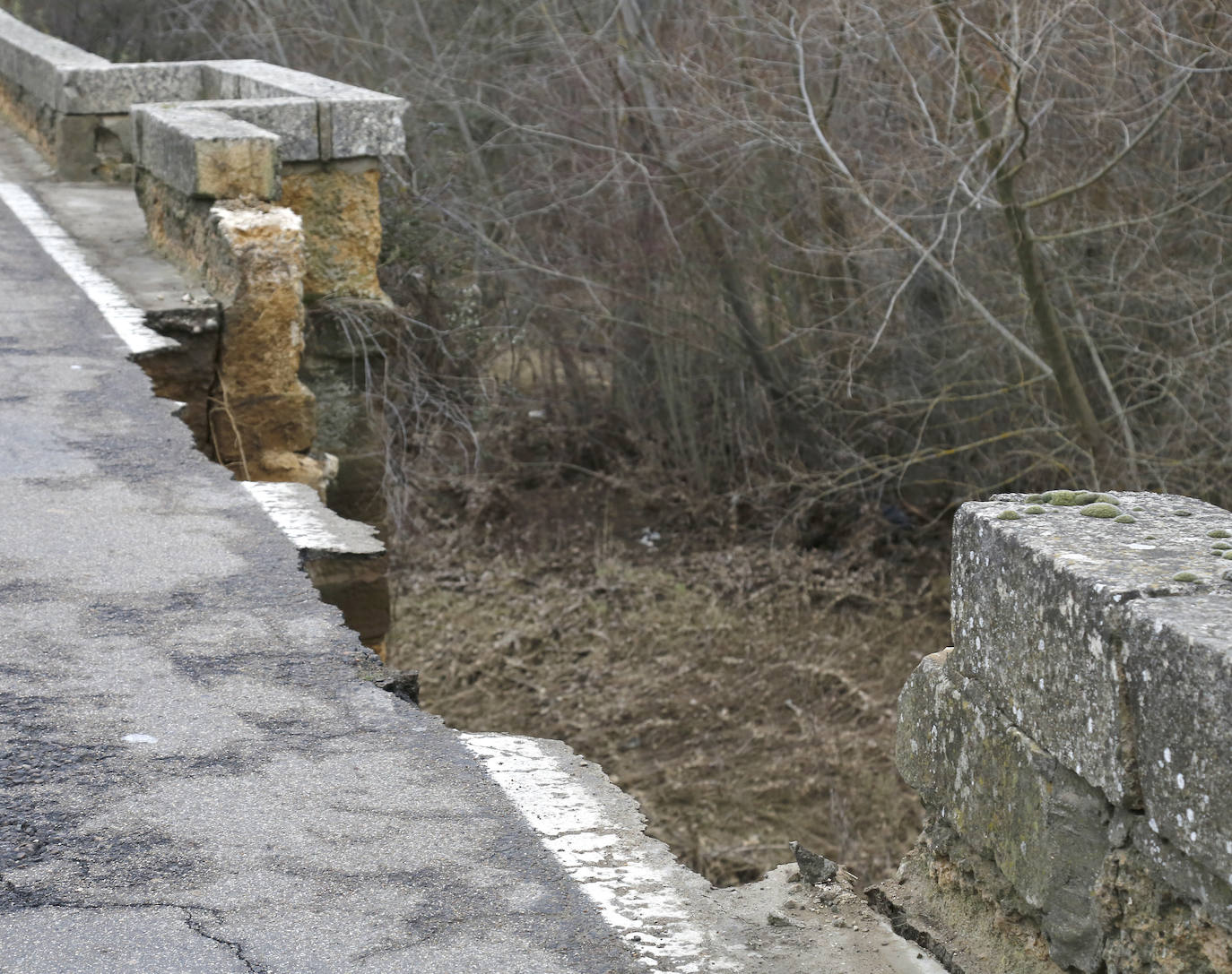 El puente de la localidad palentina de Saldaña ha sufrido graves desperfectos tras derrumbarse parte de su estructura. 