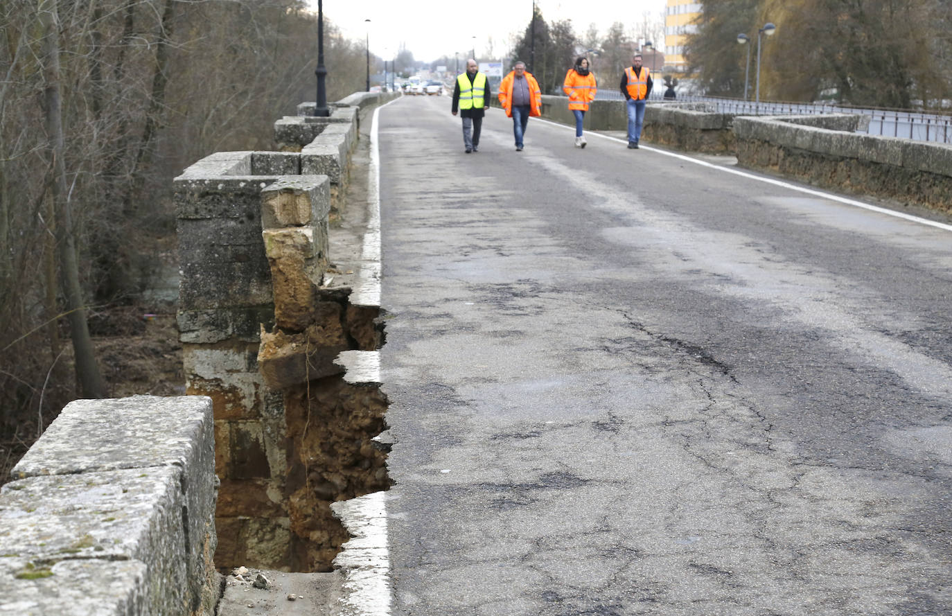 El puente de la localidad palentina de Saldaña ha sufrido graves desperfectos tras derrumbarse parte de su estructura. 