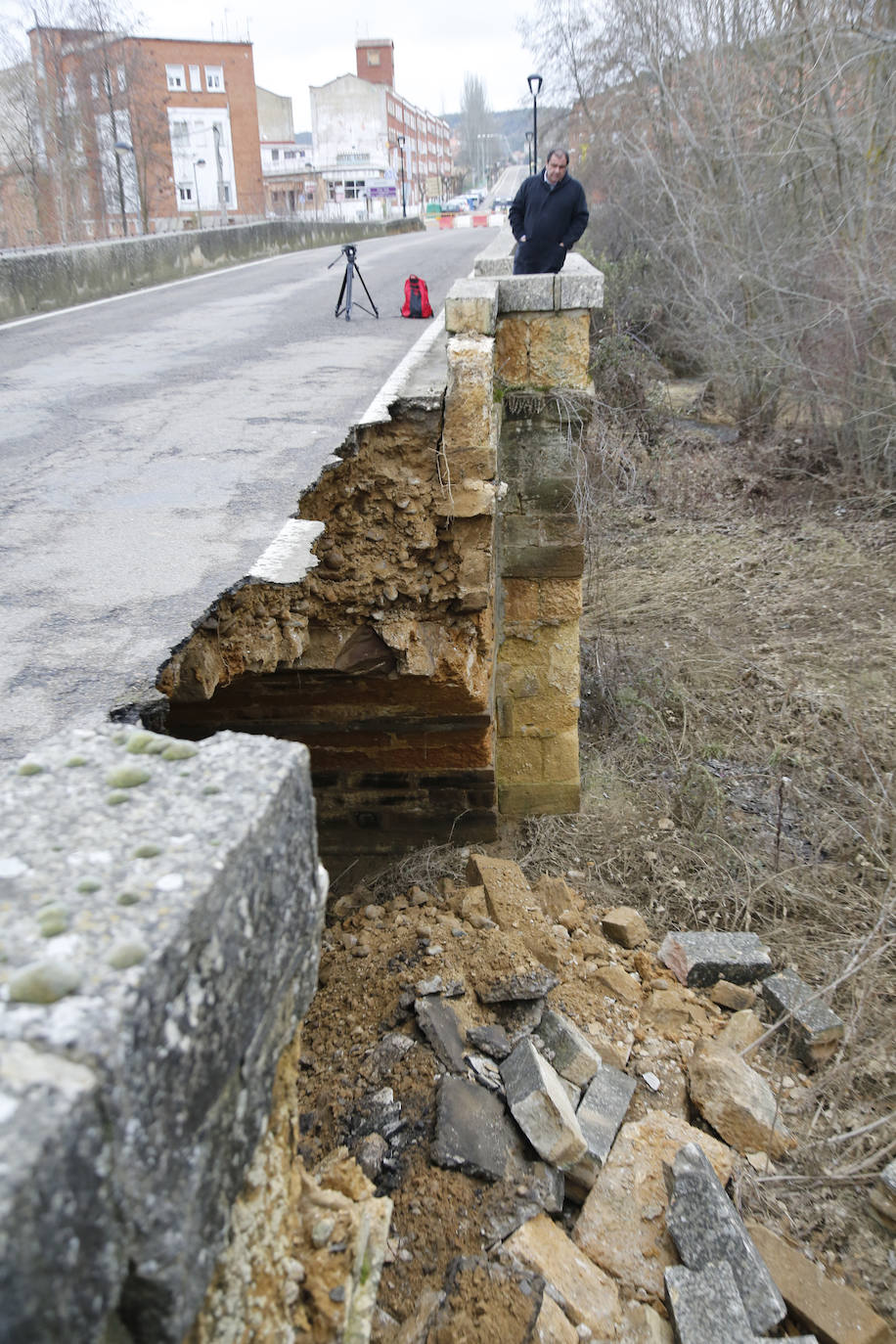 El puente de la localidad palentina de Saldaña ha sufrido graves desperfectos tras derrumbarse parte de su estructura. 