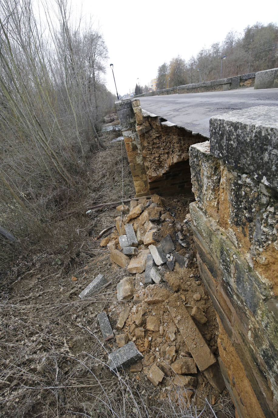 El puente de la localidad palentina de Saldaña ha sufrido graves desperfectos tras derrumbarse parte de su estructura. 
