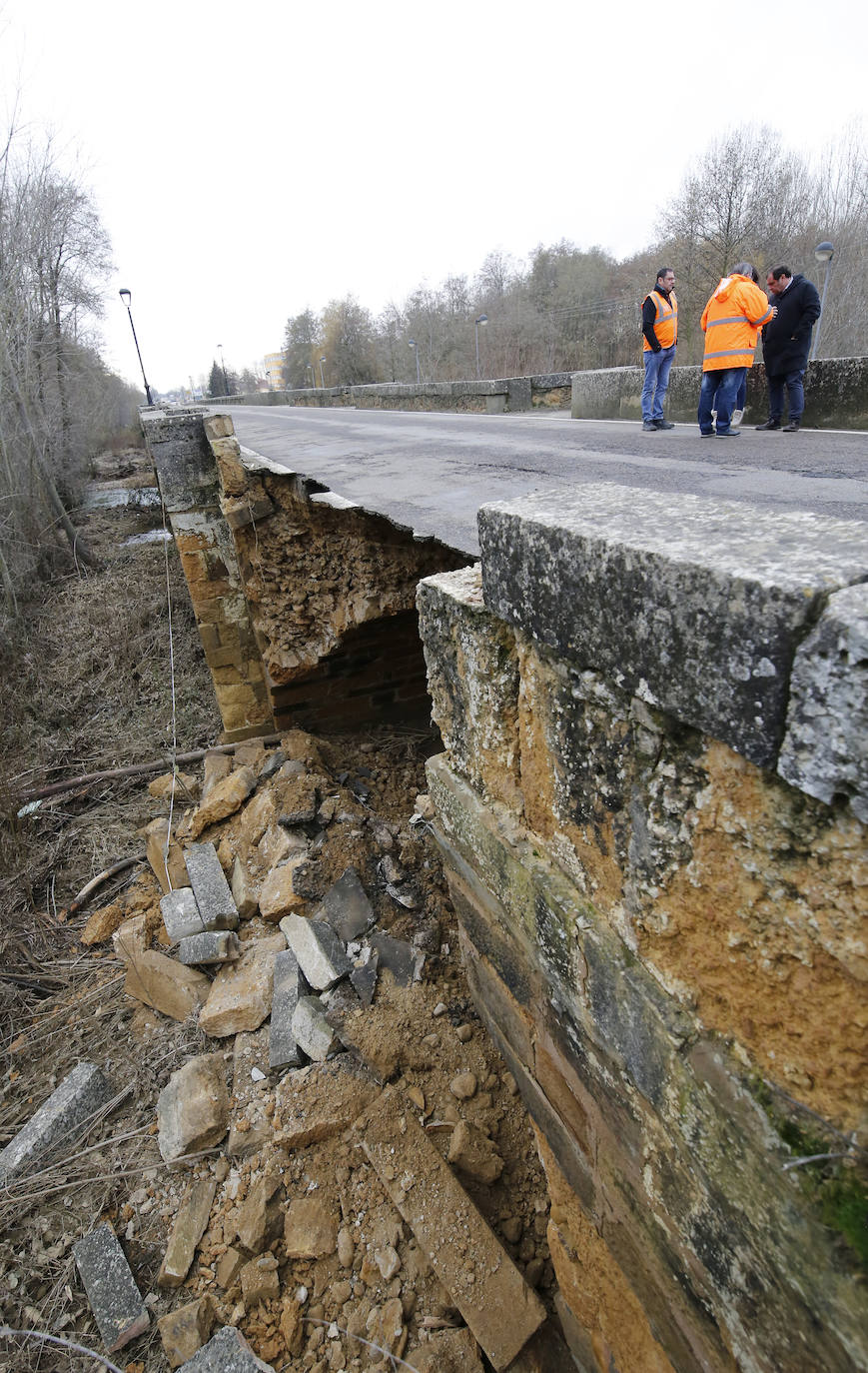 El puente de la localidad palentina de Saldaña ha sufrido graves desperfectos tras derrumbarse parte de su estructura. 