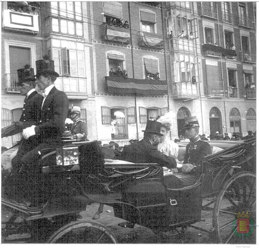 El 13 de septiembre de 1903, aprovechando la primera visita oficial de Alfonso XIII a la ciudad, tuvo lugar la ceremonia de colocación de la primera piedra. Ofició el acto el cardenal Cos y recibieron al Rey y a sus hermanos el alcalde, Alfredo Queipo de Llano, y varios concejales.