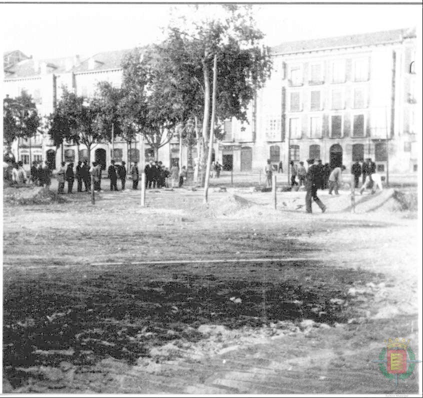 «Queda pues decidido que el público en gran mayoría opta por que el monumento se coloque al final del Campo Grande, en la gran plaza de acceso a la Estación del Norte». Era el resultado de una encuesta impulsada por El Norte de Castilla en marzo de 1901. Se trataba de dirimir el lugar idóneo donde ubicar el monumento a Cristóbal Colón, proyectado por el genial escultor sevillano Antonio Susillo.