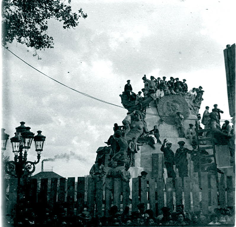 Destinado inicialmente a La Habana, la pérdida de las colonias en 1898 posibilitó que el monumento al descubridor de América se quedara en la ciudad del Pisuerga, pese a las presiones de Sevilla. Un año entero duró el traslado de las diferentes piezas del monumento, tarea de la que se encargó el arquitecto municipal, Juan Agapito y Revilla.